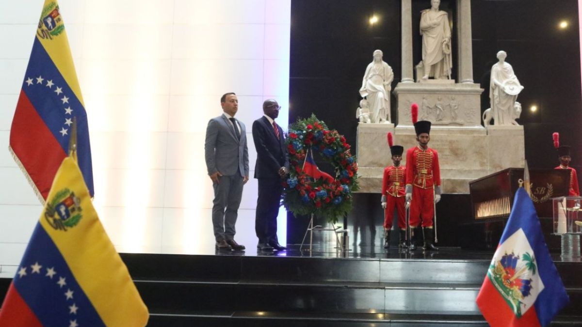 Haitian Flag Day is commemorated in Caracas with an offering to the Liberator Simon Bolivar