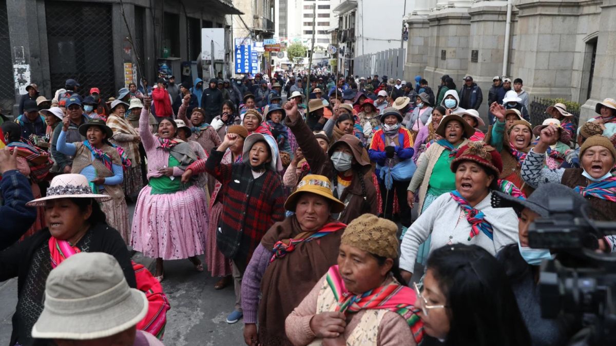Various sectors of women in Bolivia maintain pressure measures against laws that they consider repressive