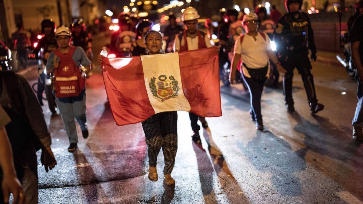 Peru: Student in Huancayo arrested for carrying a flag in an anti-government demonstration