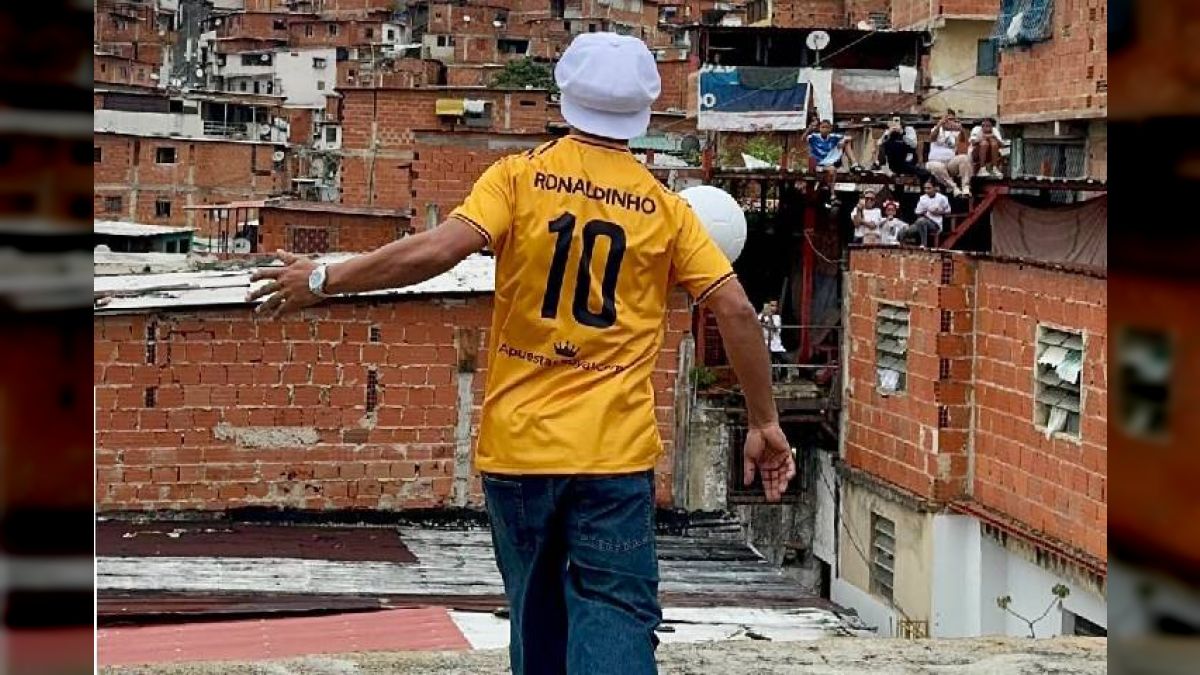 Brazilian soccer legend visited Petare in the run-up to the Monumental League