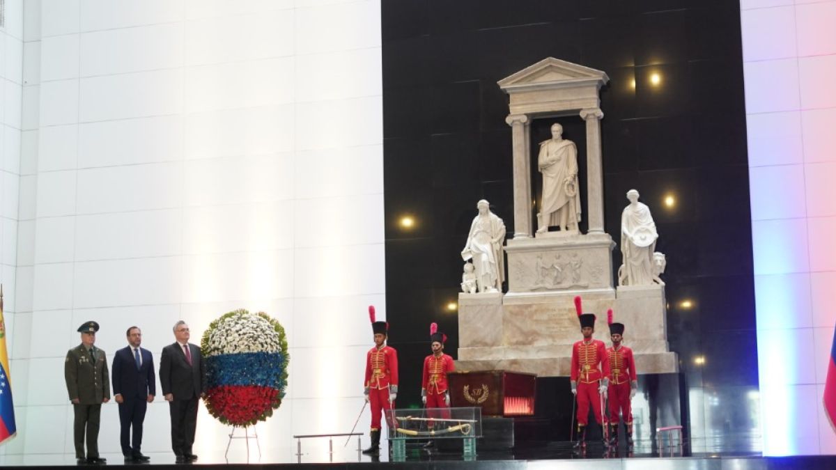 Venezuela commemorates 36 years of Russian National Day with an offering to the Liberator in Caracas