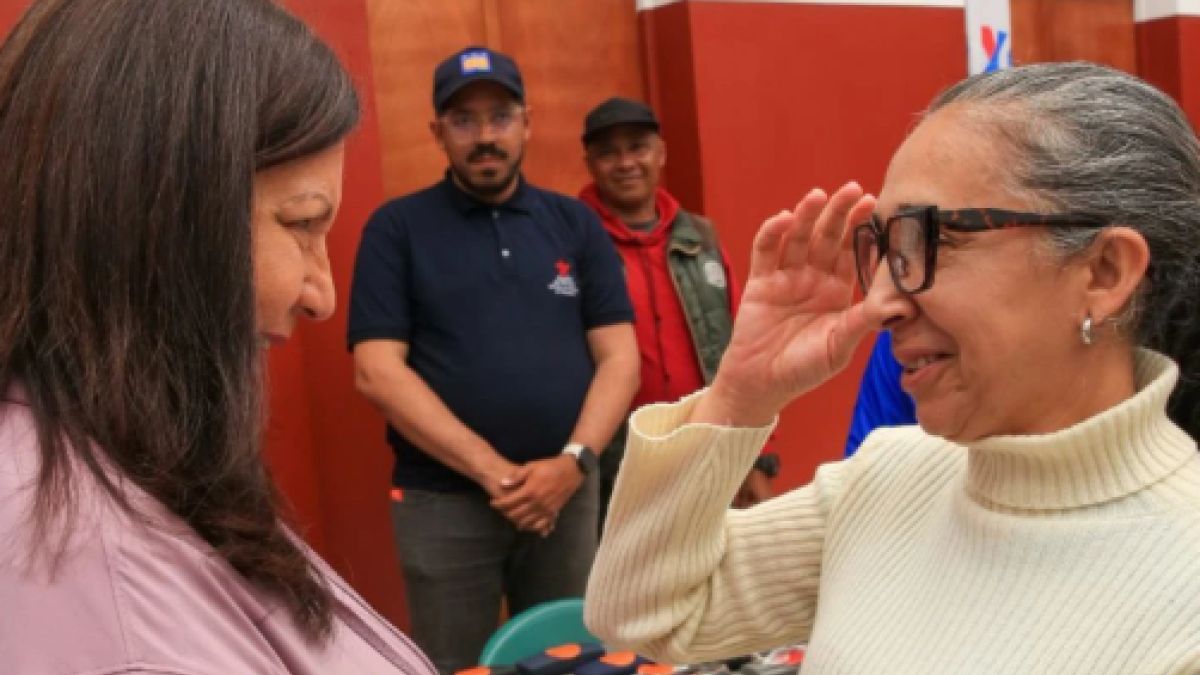 National Government delivered 780 lenses during a social care day in Caricuao