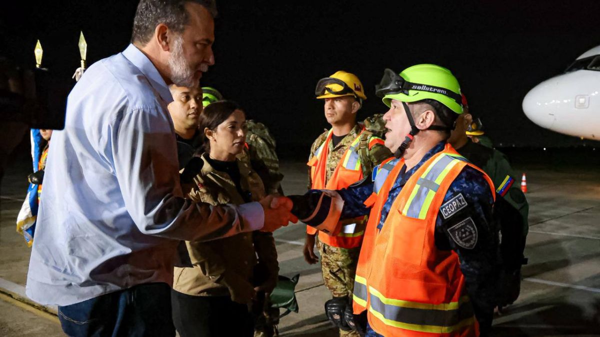 President (E) Delcy Rodríguez welcomes rescuers from El Salvador