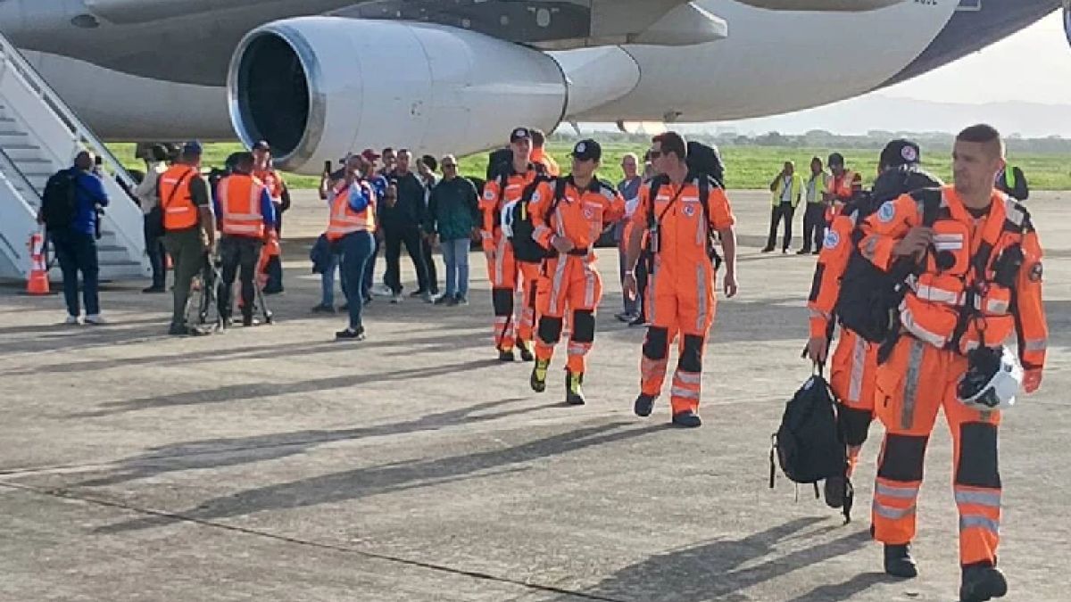 Contingent of rescuers from Chile arrive in Venezuela to search for survivors