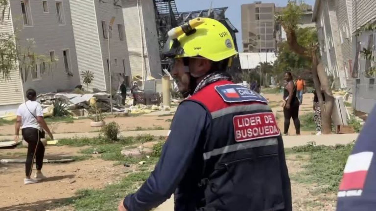Chilean firefighter in La Guaira: Holiday buildings were more destroyed than social buildings