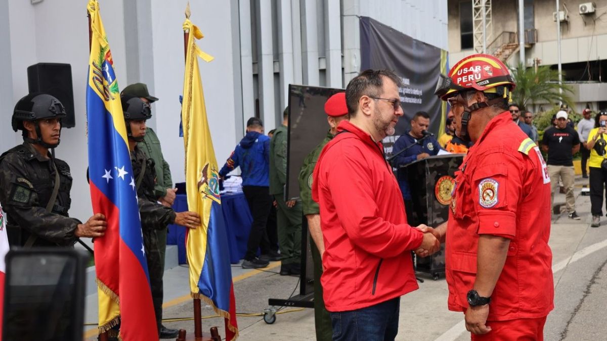Venezuela awarded rescuers from Peru and Ecuador for rescue work in La Guaira