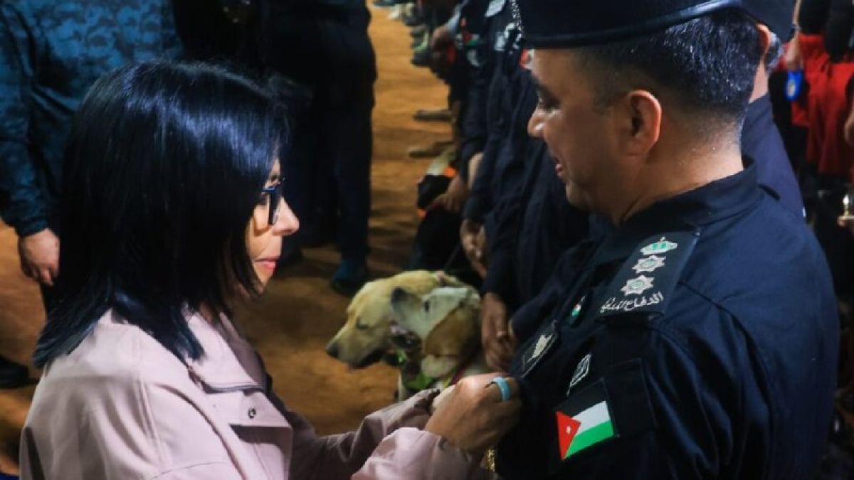 President (E) Delcy Rodríguez decorated rescuers from Europe, the Middle East and Latin America