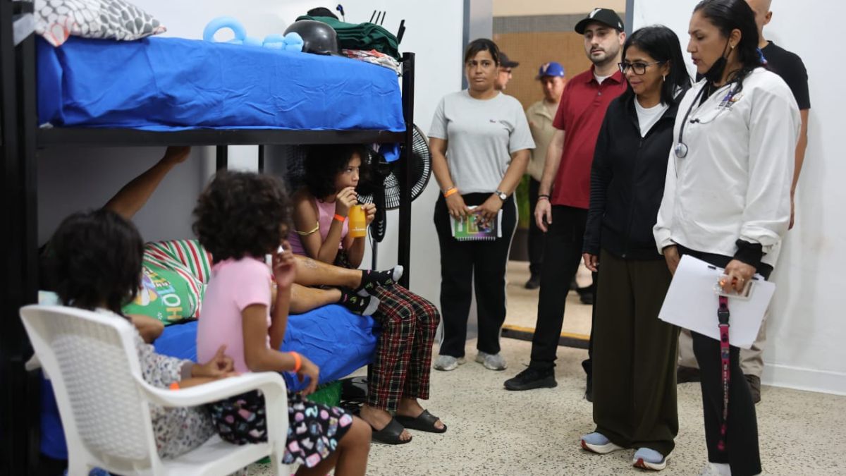 President (E) Delcy Rodríguez toured Gran Colombia Transitional Camp for those affected by earthquakes