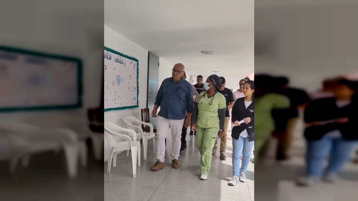 Minister Carlos Alvarado inspected medical operations in Propatria's temporary camp