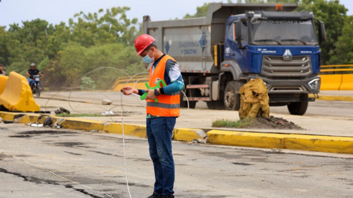 Venezuelan scientists evaluate geological evidence of the San Sebastian Fault in La Guaira