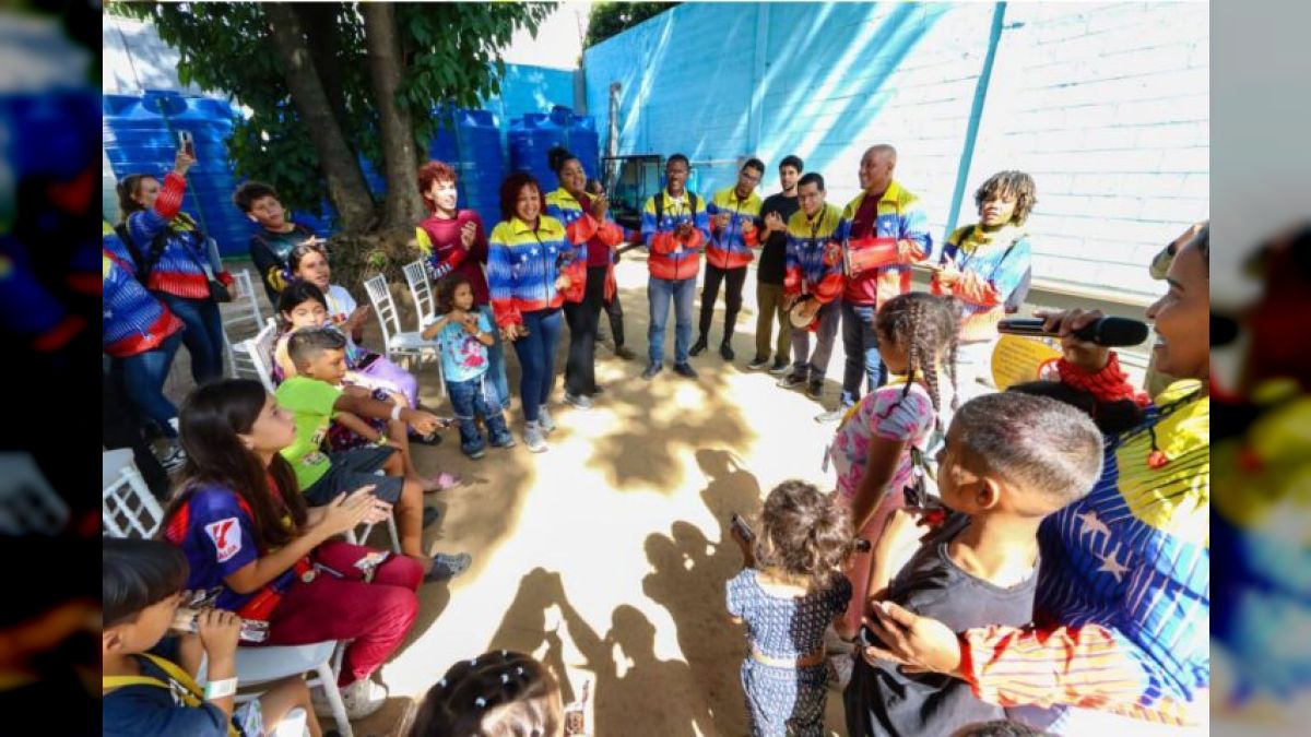 Children from the Artigas temporary camp enjoy musical workshops