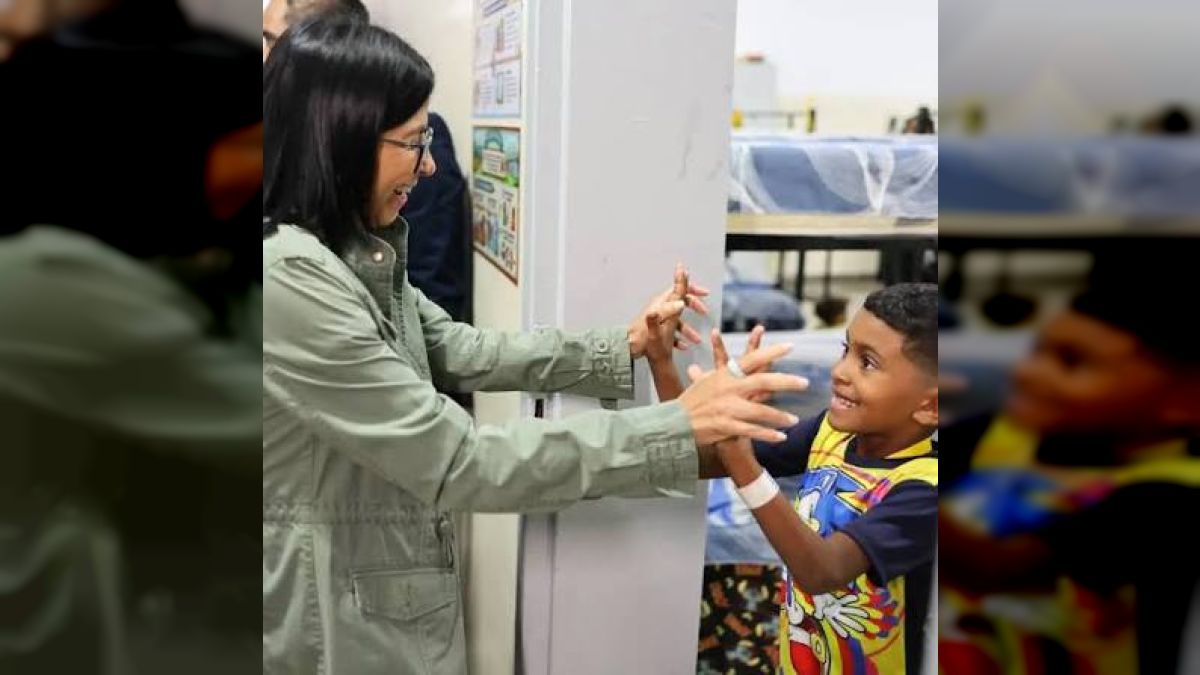 President (E) Rodríguez visits girls and boys at Pérez Carreño Hospital: Their smiles are the driving force behind rebirth