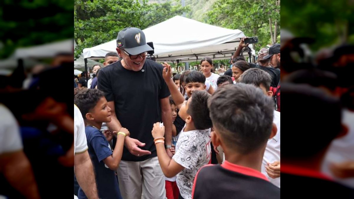 President of the AN Jorge Rodríguez delivered toys to more than 200 children in the Los Caracas transitional camp