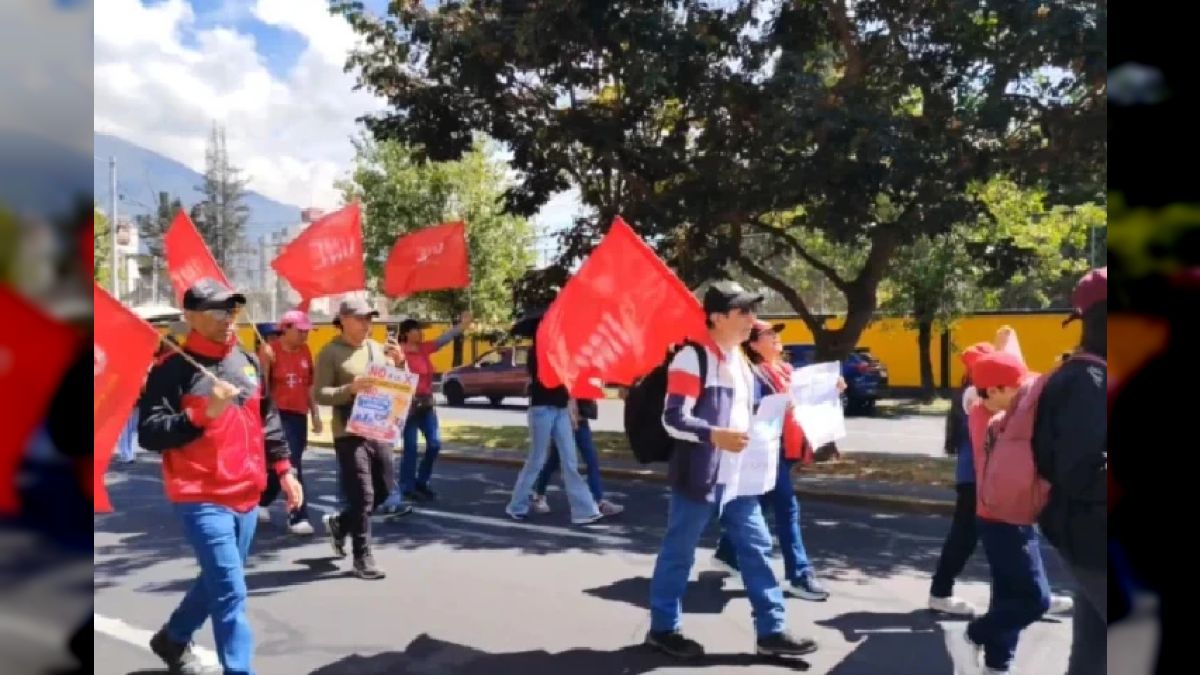 Teachers from Ecuador march in Quito to reject the extension of the working day