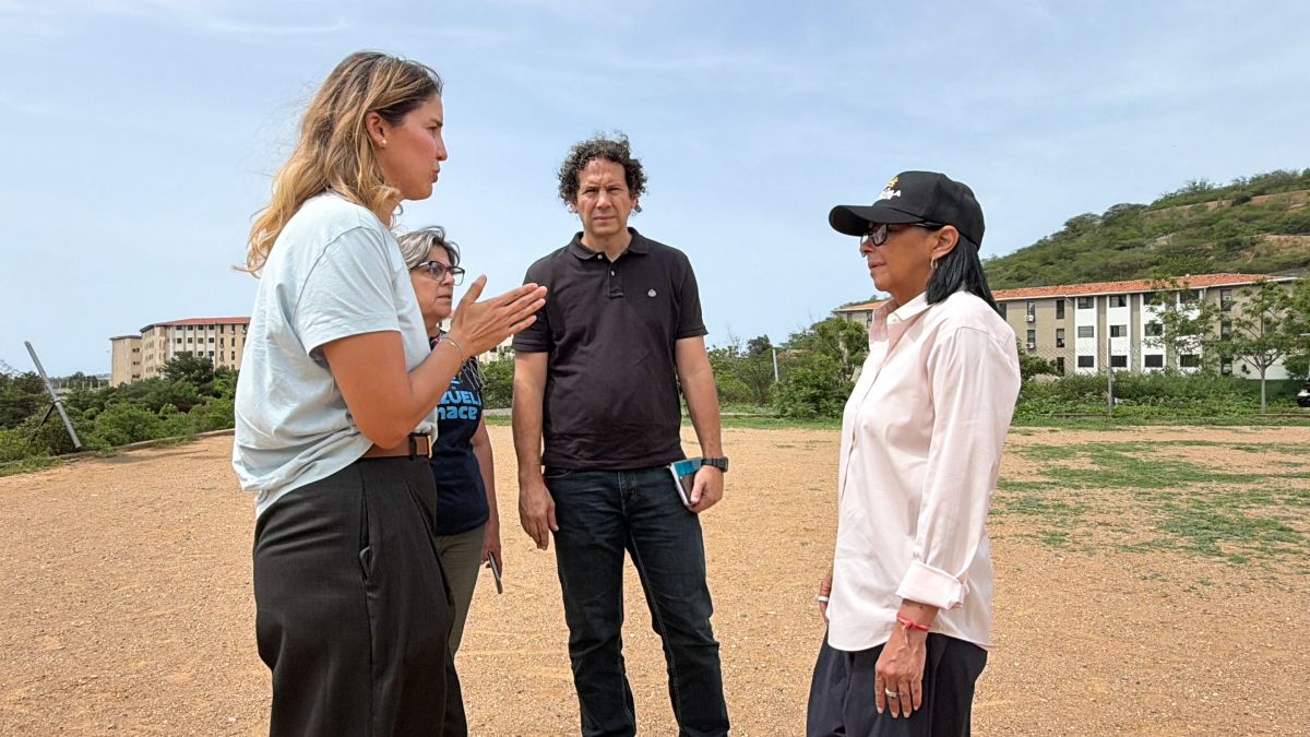 President (E) Rodríguez inspected land suitable for urban development in La Guaira