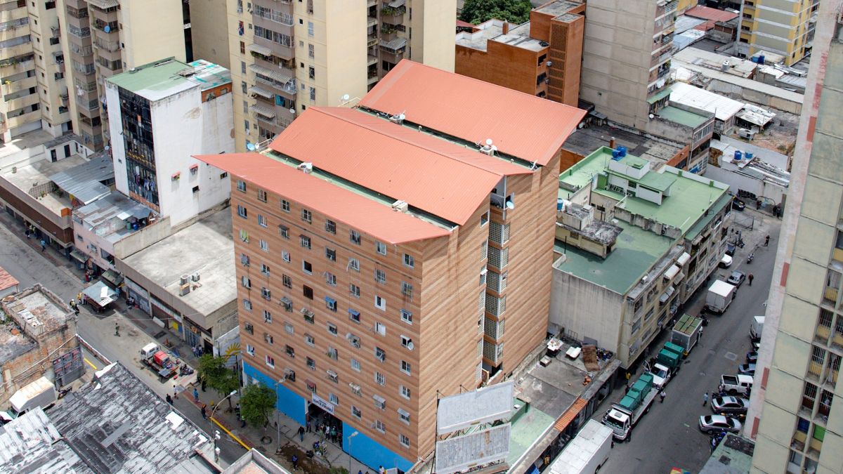 President (E) Delcy Rodríguez delivers rehabilitated housing after double earthquake damage