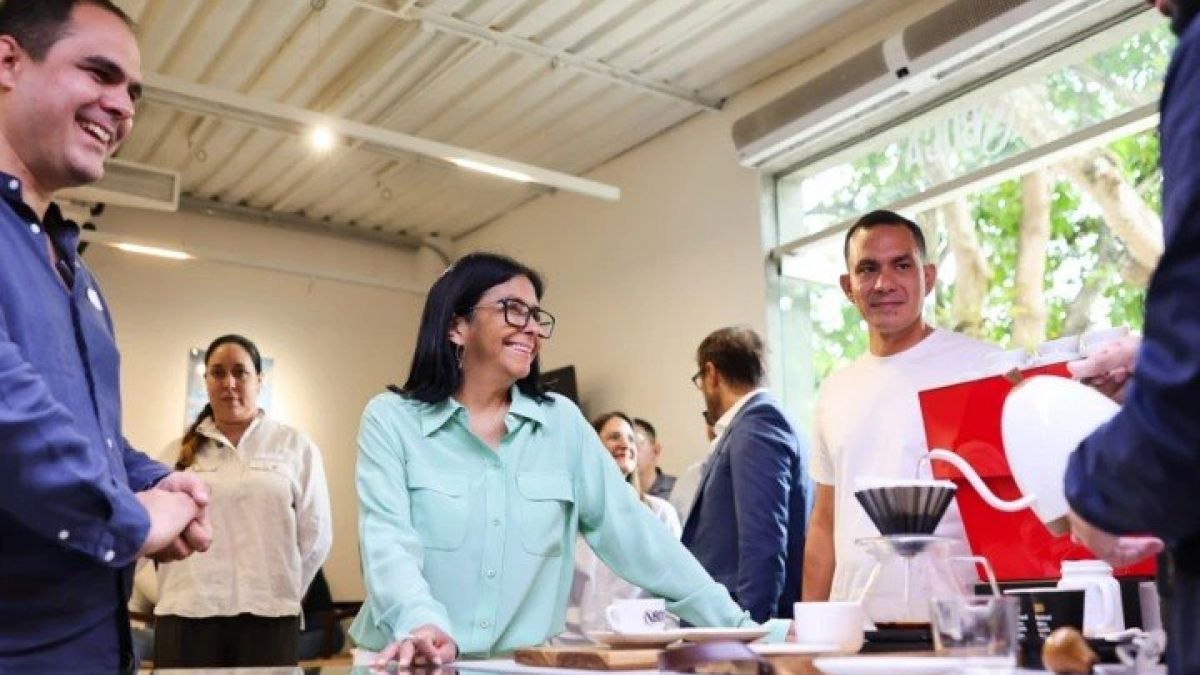 President (E) Rodríguez visits “Boca Café” venture in Miranda