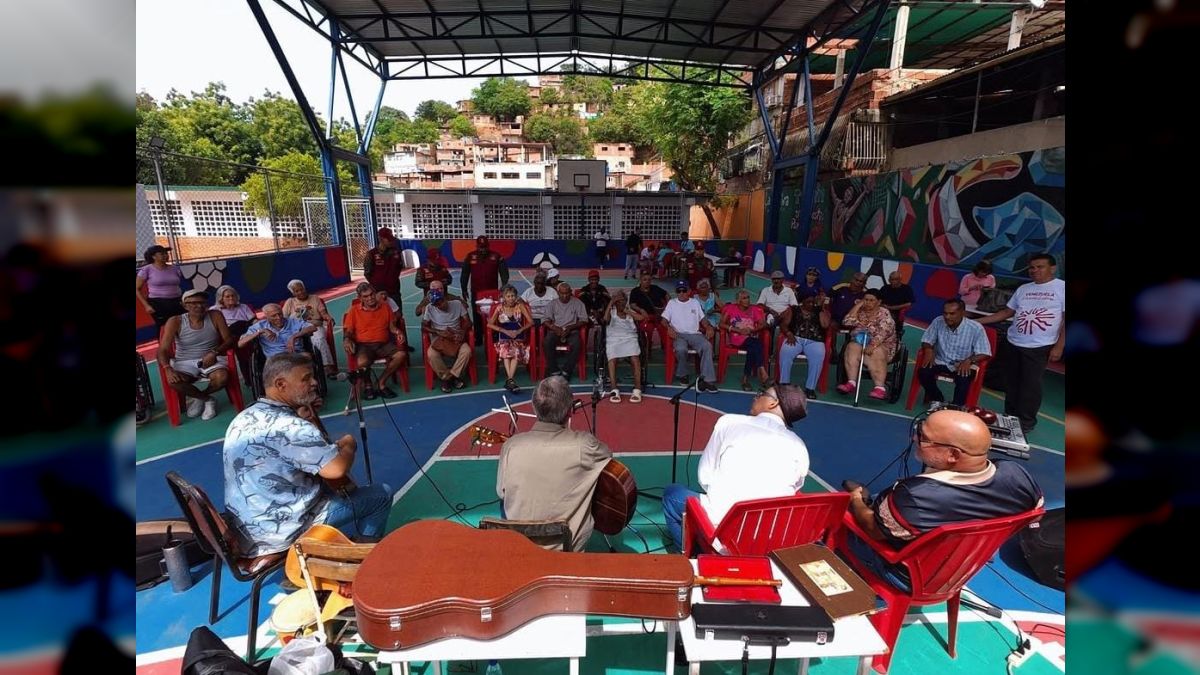 Grandparents and grandmothers from temporary camp enjoyed a musical day in La Guaira