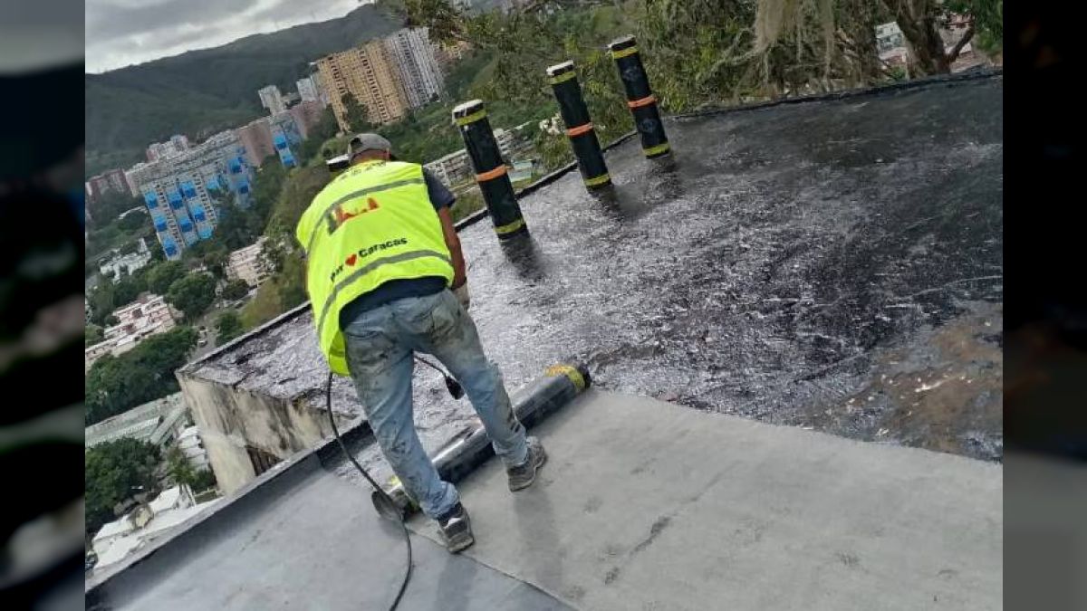 Bolivarian Government carries out waterproofing work in buildings in Caricuao