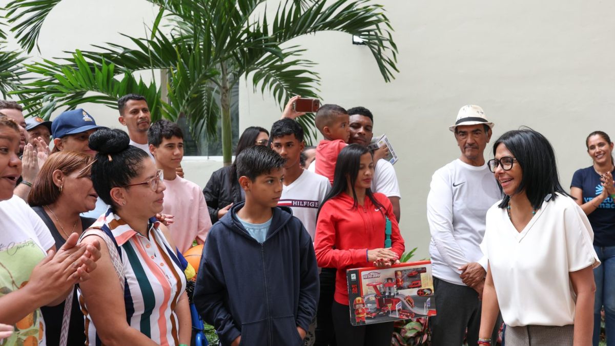 President (E) Delcy Rodríguez delivers homes in Caracas to those affected by a double earthquake