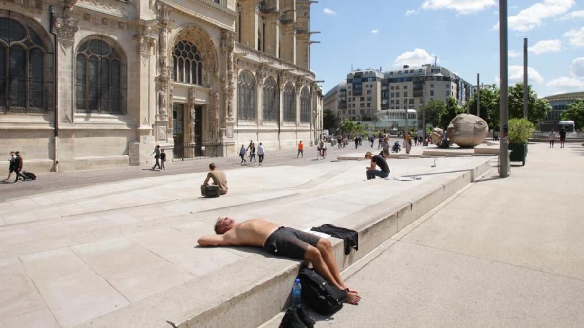 France equals the historic record for the longest heat wave recorded in the country