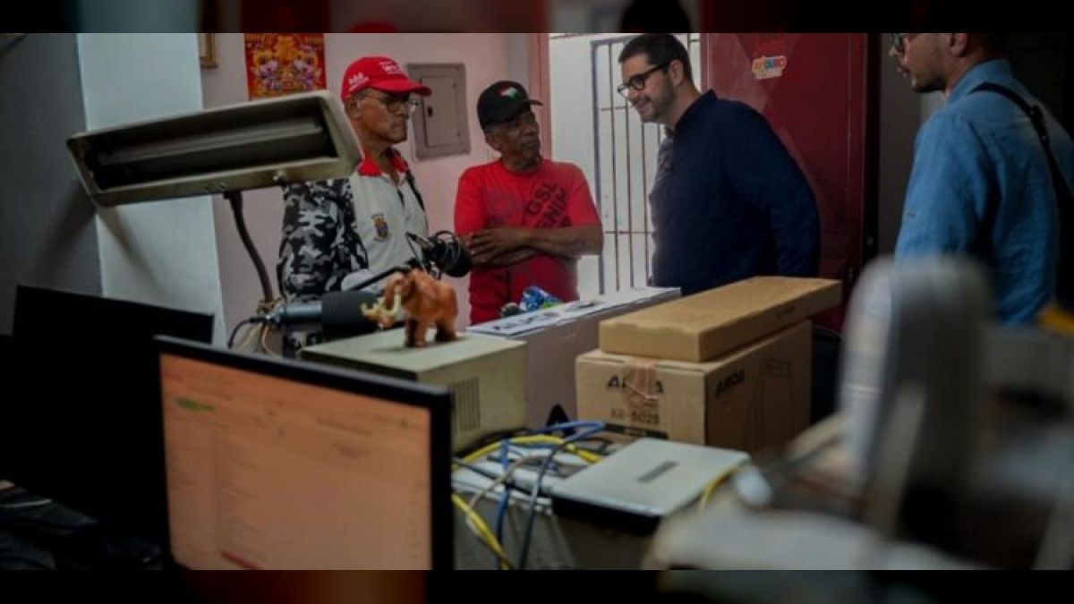 Bolivarian Government continues to deliver technical equipment to community radio stations in Caracas