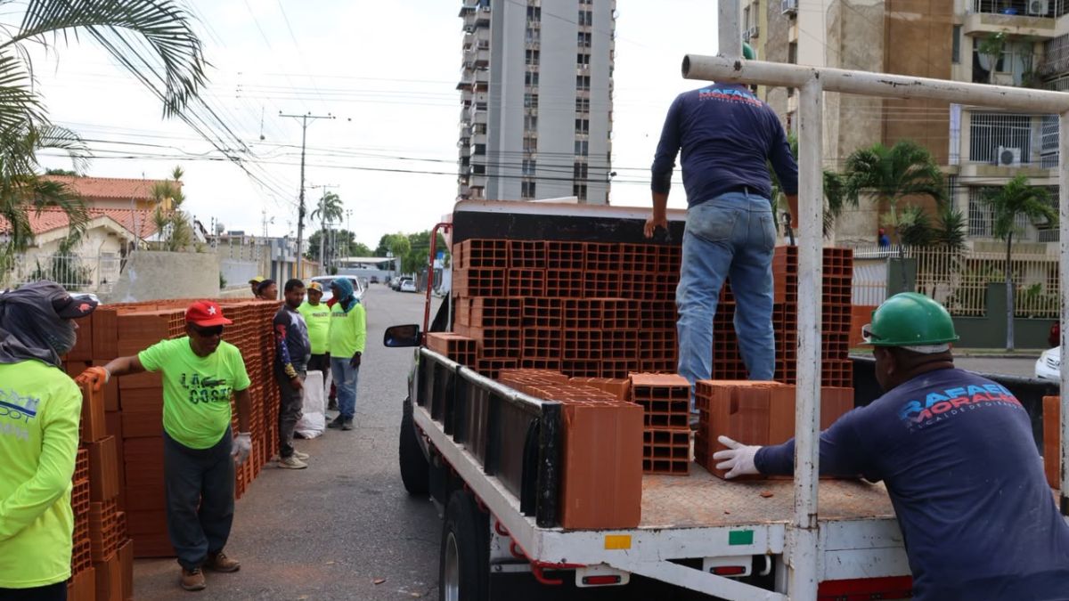 Bolivarian Government delivers construction materials to sectors affected by earthquakes in Maracay