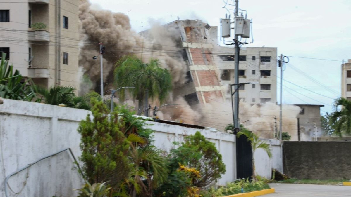 Minister Cabello supervised controlled demolition of a building affected by the earthquakes in La Guaira (+ photos)