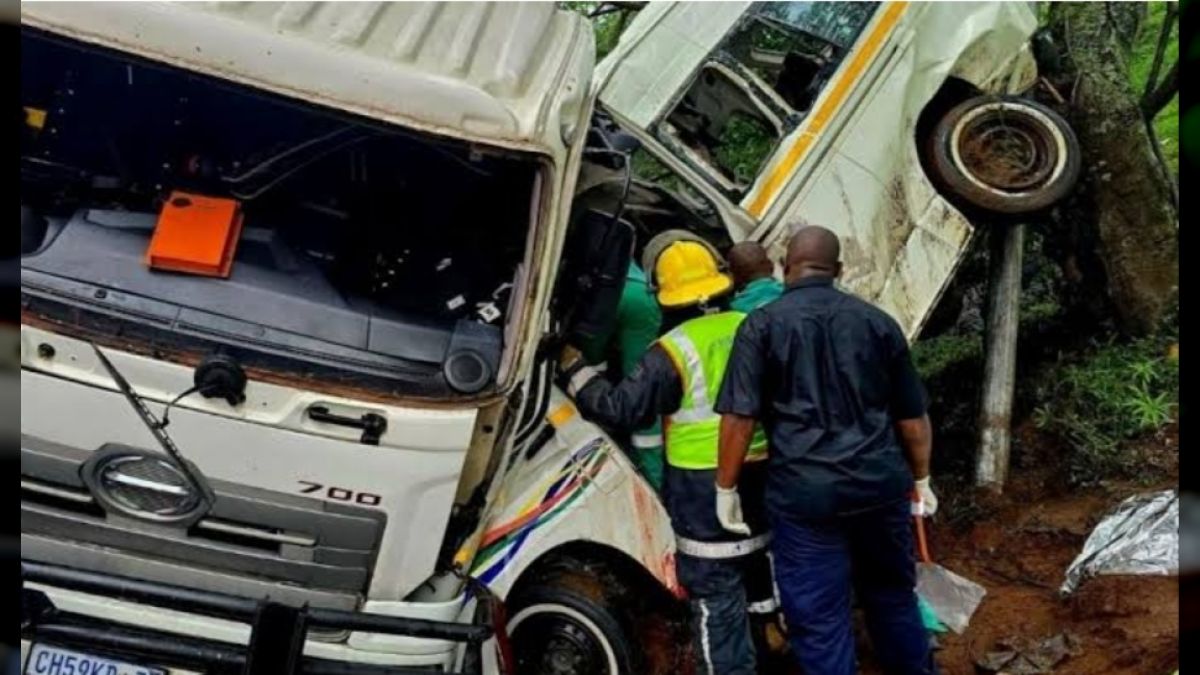 27 people died in a collision between a minibus and a truck in Zimbabwe
