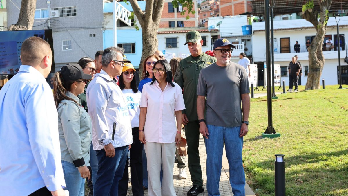 President in Charge inspects construction of new housing developments in La Guaira