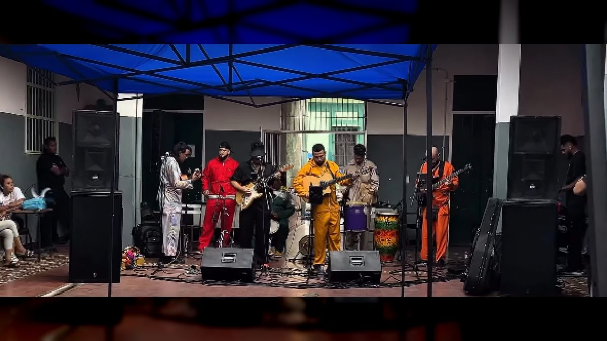 Ensamble Colibrí del Chiquero brought music to a temporary camp in La Guaira