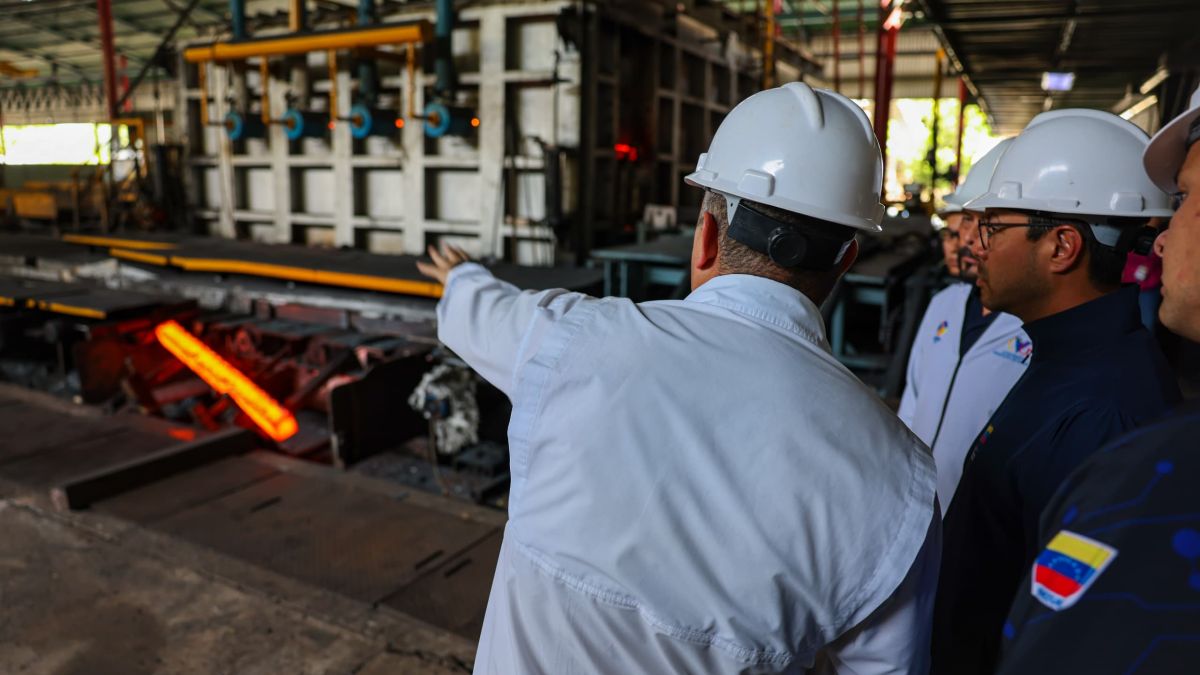 Minister Silva inspected the operation of the Guacara plant in the National Steel Complex