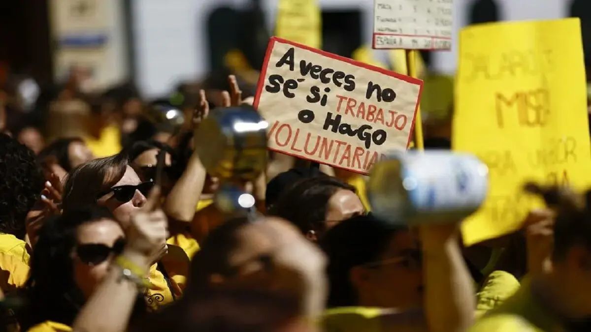 Teachers in Catalonia block main roads during the first day of the educational strike