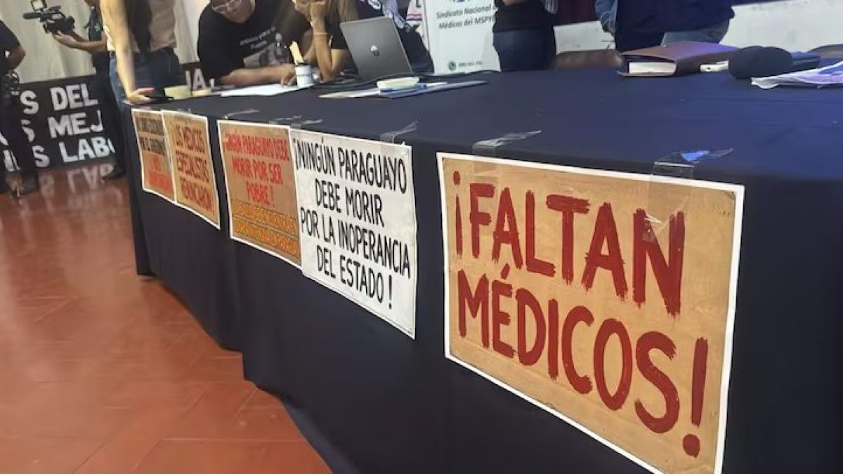 Doctors in Paraguay file waivers for wage and labor improvements