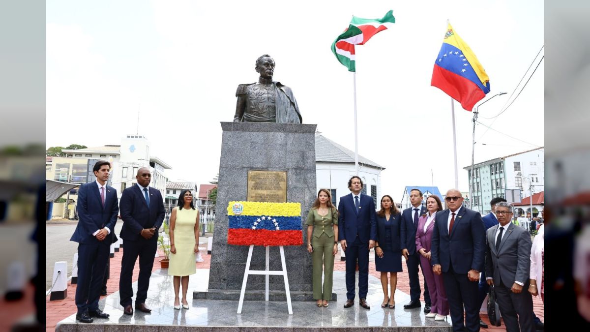 President Rodríguez led a wreath before Simon Bolivar's monument in Suriname