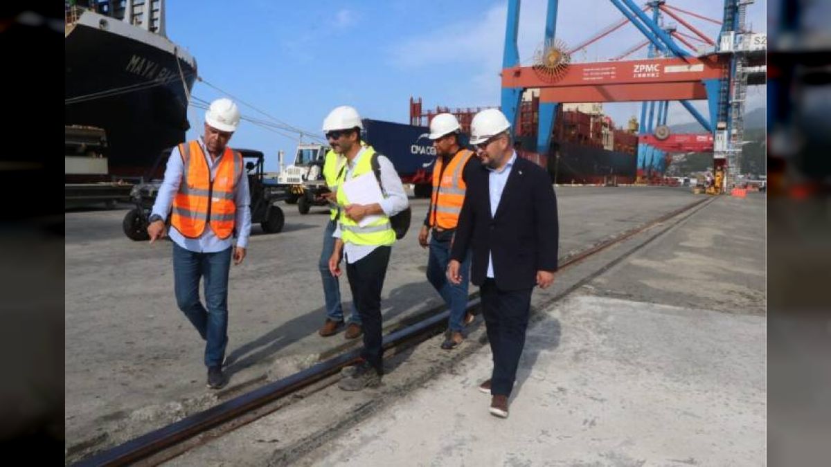 Presidential Commission inspected piles in the port of La Guaira