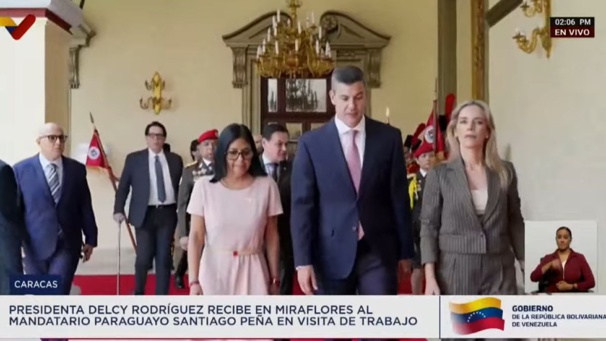 President Delcy Rodríguez receives her counterpart from Paraguay, Santiago Peña, at the Miraflores Palace
