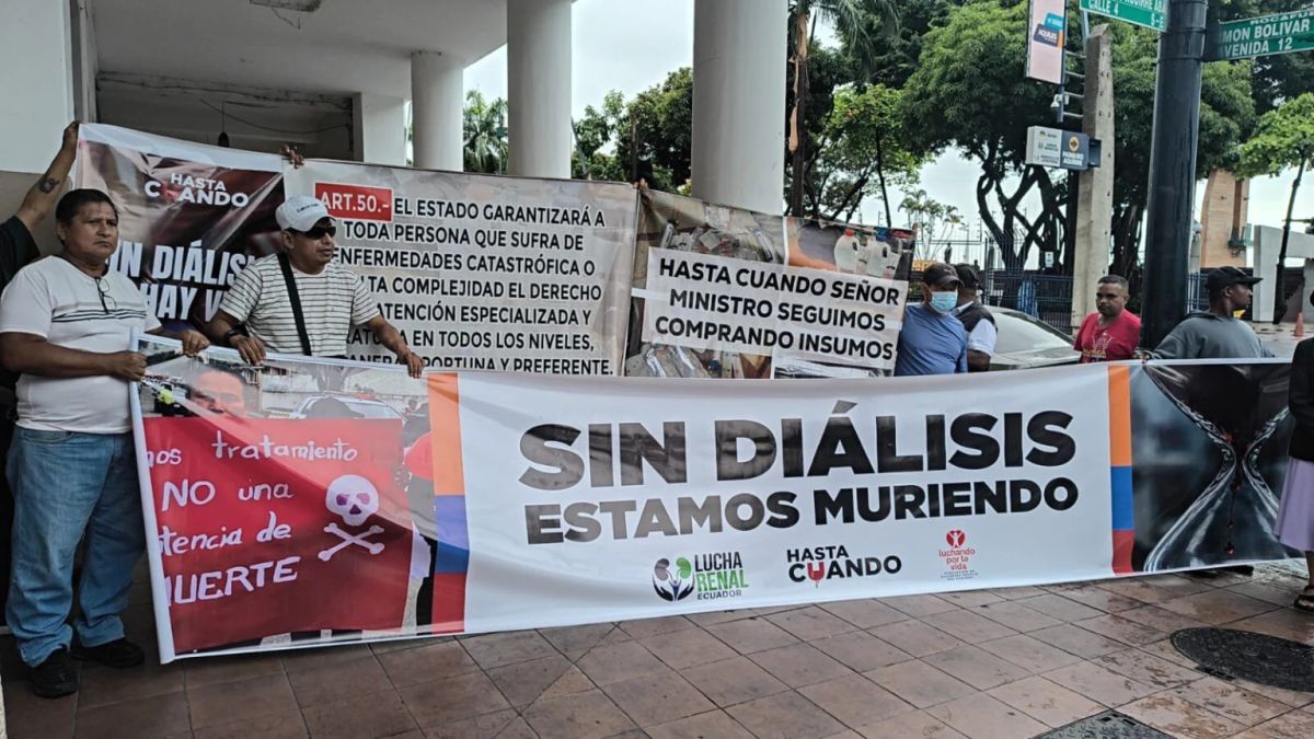 Renal patients in Ecuador are on a sit-in due to lack of dialysis and million-dollar state debt