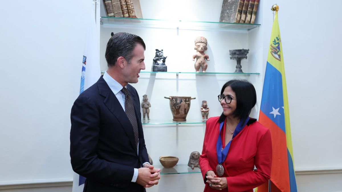 President Delcy Rodríguez receives decoration at the headquarters of the IILA as a symbol of friendship to the People of Venezuela