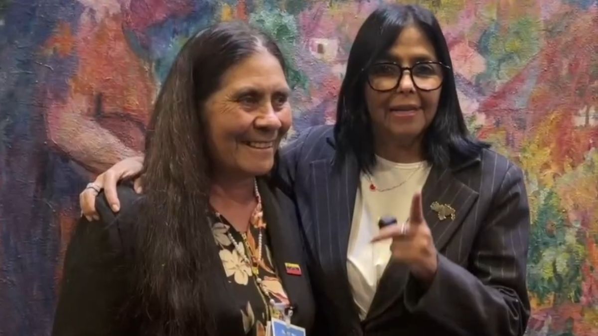 President Delcy Rodríguez greeted a Venezuelan woman recognized by FAO as a food hero