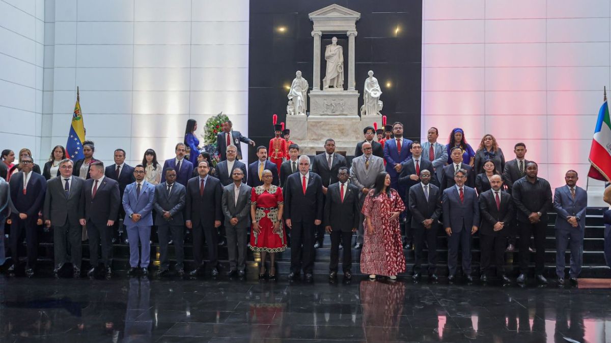 Authorities commemorate 58 years of Equatorial Guinea's sovereignty at the Mausoleum of the Liberator in Caracas