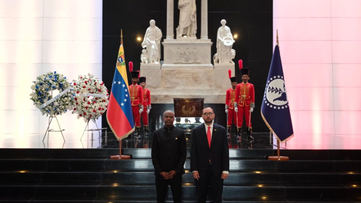 Venezuela and SELA commemorate 51st anniversary of the Panama Convention with an offering to the Liberator Simon Bolivar